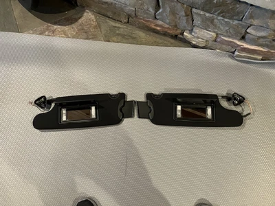 Dodge Challenger 2015-2023 conjunto de parasol iluminado para conductor y pasajero OEM Foto 1 de 4