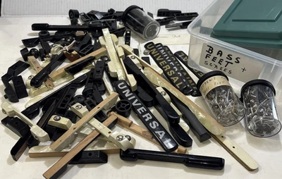 ¡¡Lote a granel de taller de reparación de acordeones retirados!! Llaves emblema universal pies bajos, tornillos Foto 1 de 4