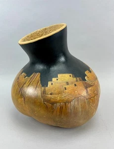 Large Hand-Painted Gourd Vase – Pueblo Cliff Dwelling Scene – Signed Barbetta K - Picture 1 of 14
