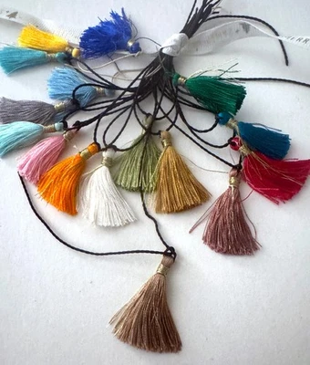 Juego de 18 borlas pequeñas de poliéster de 1,5" de largo - colores surtidos Foto 1 de 3