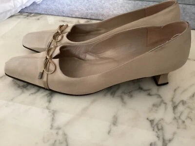 Zapatos de salón Stuart Weitzman beige tela tacón bajo talla 10 n estrechos con lazo Foto 1 de 4