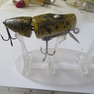 SEÑUELOS DE PESCA PAW PAW 21/2" VINTAGE MADERA ARTICULADA LIPPY JOE SALPICADURAS NEGRAS Foto 1 de 4