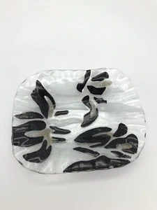 Piatto in vetro artistico fuso firmato Trinket bordo increspato nero bianco trasparente 5,75”x4,5” - Foto 1 di 6