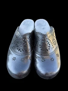 Dansko Damen Gr. EU 39 Schwarz Leder Skylar Ösen Blumen Cutout Pantoletten/Clogs - Bild 1 von 7