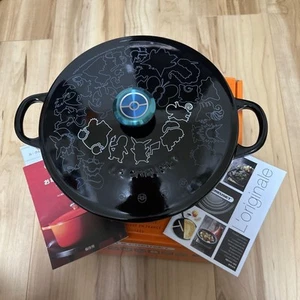 Pokémon Marmite Le Creuset Japon Limitée 2024 avec bouton irisé, 22 cm - Photo 1/5