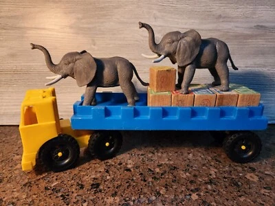 Semirremolque y remolque de juguete PlaySkool vintage años 60 con bloques de madera antiguos y elefantes Foto 1 de 4