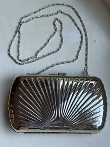 Tasha glänzende silberfarbene Handtasche harte Seite 7,5"x4,5"x1,5" abnehmbare Kette - Bild 1 von 6