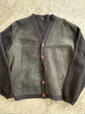 Suéter cárdigan marrón delantero de gamuza de colección para hombre Foto 1 de 4