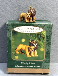 Mini árbol de Navidad de colección Hallmark Keepsake Kindly Lions 2000 adorno león - Imagen 1 de 6