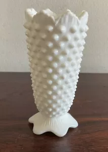 Lovely Vintage 1960s Fenton White Milk Glass Hobnail Vase Crown Scalloped Rim - Picture 1 of 8