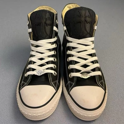 Corazones cromados Converse cuero negro con parches cruzados Foto 1 de 4