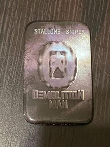 DEMOLITION MAN 1993 original pin with Sylvester Stallone, Wesley Snipes - Picture 1 of 2