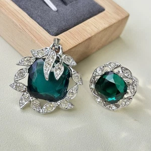Sarah Coventry Vintage smaragdgrün Glas Anhänger und verstellbarer Ring Set - Bild 1 von 7