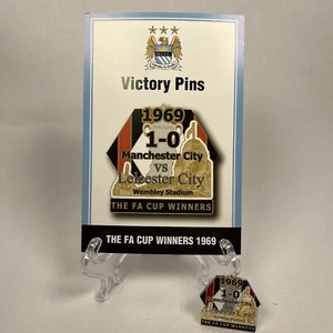 Pin insignia y tarjeta de victoria Manchester City MCFC ganadores de la FA Cup 1969 Wembley - Imagen 1 de 6