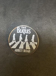 Die Beatles - Abbey Road - Emaille Pin ABZEICHEN Heavy Metal Gitarre Rock Band Aufnäher - Bild 1 von 3