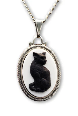 Camafeo de gato negro en collar colgante antiguo con marco de peltre plateado NK-650 Foto 1 de 4