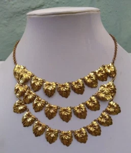 COLLAR BABERO HOJAS GRABADAS TONO ORO TRES HEBRAS VINTAGE AÑOS 40 - Imagen 1 de 2