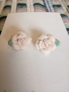 Vintage Porzellan rosa Rose Ohrringe zum Anklemmen Blumen Blume Kostüm Schmuck - Bild 1 von 3