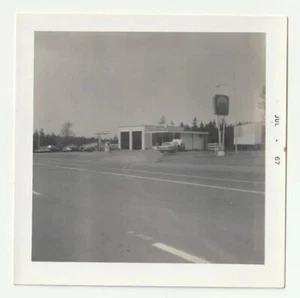 Vtg Shell Gas Station Photo July 1967 Pumps Car With Hood Open Garage Store Shop - Foto 1 di 2