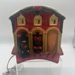 Vintage Kurt Adler Santa's World Bahnhof beleuchtet Keramik Dorfhaus - Bild 1 von 15