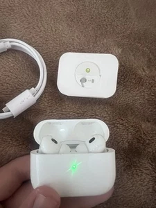 Apple AirPods Pro 2ème génération avec étui de charge sans fil MagSafe (USB-C)... - Photo 1 sur 3