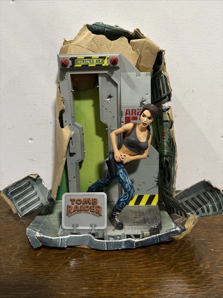 Figura de acción de colección Playmates Tomb Raider Lara Croft Área 51 estatua, dañada Foto 1 de 1