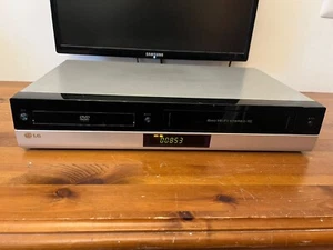 VIDEOREGISTRATORE COMBINATO DVD/VHS LG V190 LETTORE VCR CASSETTE COMBO - Foto 1 di 10
