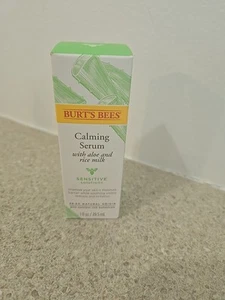 Suero calmante Burt’s Bees con soluciones sensibles a la leche de aloe y arroz 1 oz/29,5 ml - Imagen 1 de 1