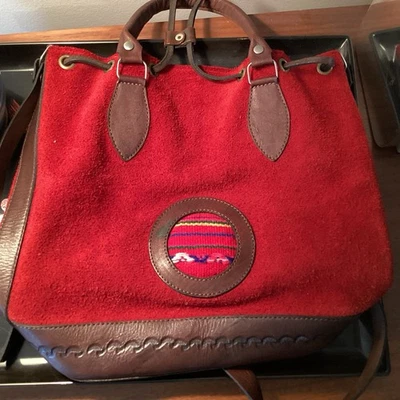 Bolsa balde de couro e camurça vermelha com cordão tiracolo tapeçaria andina boliviana - Imagem 1 de 4