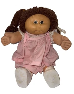 Vintage 1982 Cabbage Patch Kinder braune Haare braune Augen Mädchen rosa Kleid geschlossener Mund - Bild 1 von 9