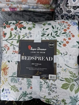 King Size Bedspread 240cm ×200cm Soft and Elegant Living The Dream Super Dreamer - Image 1 of 3