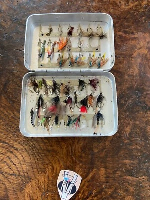Caja de moscas de aleación de bolsillo de 51 clips Wheatley de colección con 37 moscas secas y húmedas de período  Foto 1 de 3