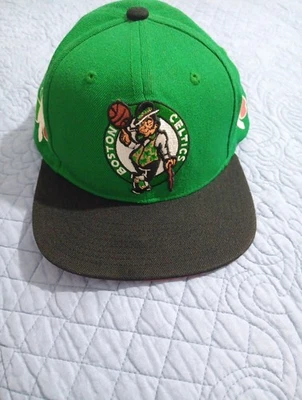 Gorra Mitchell and Ness Boston Celtics Snapback NBA Verde Negra Ajustable Foto 1 de 4
