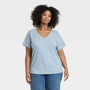 Damen Kurzarm T-Shirt mit V-Ausschnitt - Ava & Viv™ Hellblau 3X: Baumwollmischung, - Bild 1 von 1