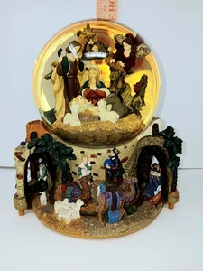 Kirkland Musical WaterGlobe Presepe Natalizio con Base Girevole Completo - Foto 1 di 6