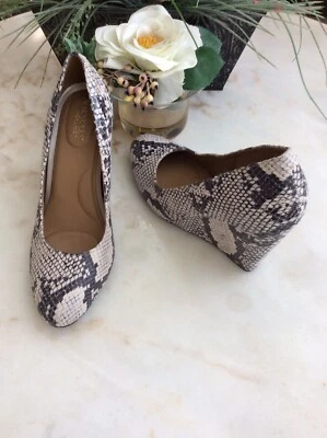 AEROSOLES NWOB Woman's Snake Skin Leather Wedge Almond Toe Pump Size 9M - Image 1 of 4