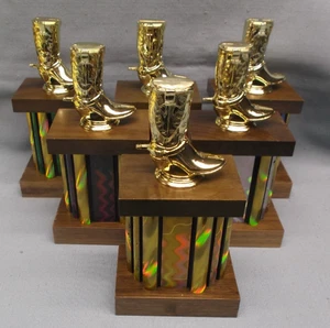 Konvolut 6 Cowboystiefel Trophäe Auszeichnung Nussbaum Sockel Reitpferd - Bild 1 von 1