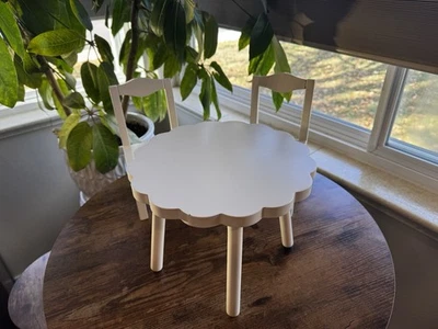 Mesas y sillas de flores para muñecas Pottery Barn para niños  Foto 1 de 4