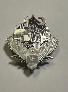 Spilla Harry Potter Laserbrain Patch Co originale castello gufo argento grado standard - Foto 1 di 10
