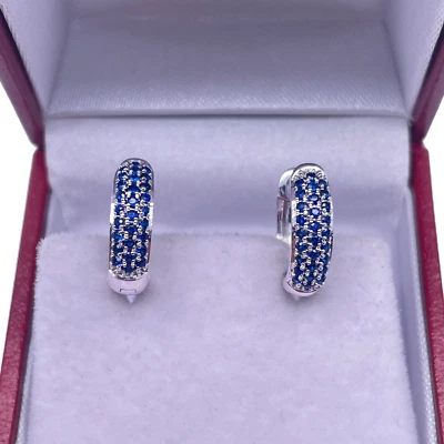 Par de aretes tipo argolla de zafiro azul de oro blanco de 14 quilates de 0,33 quilates de 4 mm de ancho Foto 1 de 4