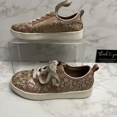 DKNY Niños Talla 1 Estampado Monograma Parte Superior Baja Moda Tenis Zapatos Usados Foto 1 de 4
