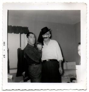 Dwóch mężczyzn mężczyzna bawiący się wokół piły maska na nos śmieszna głupia vintage migawka zdjęcie