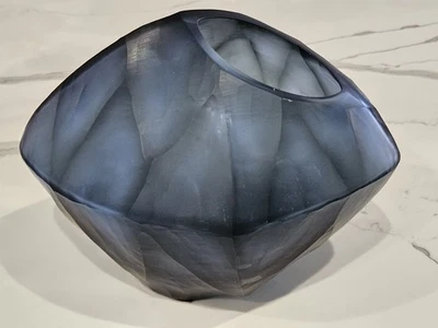 Tigela azul assimétrica John Richard em vidro azul 7" de altura X 10" de largura - Imagem 1 de 4