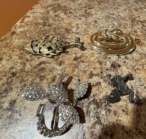 Lot 4 Vintage Goldtone Silvertone Brooches Fish Frog Intertwine Circles Leafs - Picture 1 of 7