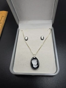 Collana vintage cammeo bianco e nero a goccia 925 con orecchini a perno 925 abbinati - Foto 1 di 11