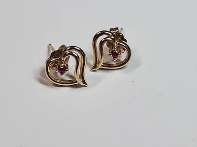 Pendientes pequeños delicados de oro amarillo de 14k con corazón marcado P acento de rubí 585 tachuelas 9 g Foto 1 de 4