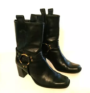 Whats What Harness Biker-Stiefel Damen schwarz 6,5 Leder Messing zum Überziehen eckige Zehenpartie - Bild 1 von 12