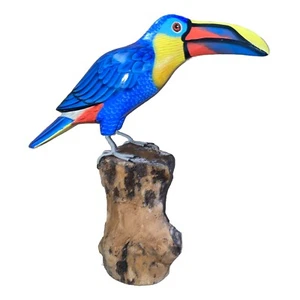 TOUCANO SU BASE DRIFTWOOD LEGNO INTAGLIATO A MANO SCULTURA TROPICALE DECORAZIONE UCCELLINO TIKI - Foto 1 di 3