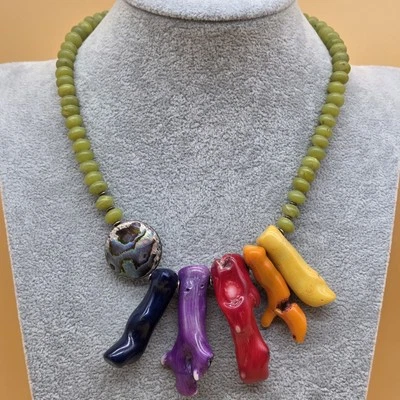 Collar llamativo vintage colorido con cuentas verde jade/concha de coral/abulón Foto 1 de 4