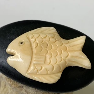 Cuentas fetiche de peces talladas en hueso natural de colección perforadas peces tropicales para nadar 1,5" - Imagen 1 de 7